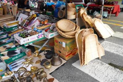 韓国ドラマ「キング・ザ・ランド」に登場した昔ながらの食堂で野菜たっぷりの定食を。地方ならではの青空市場も！（サムネイル画像12）