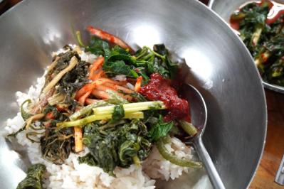 韓国ドラマ「キング・ザ・ランド」に登場した昔ながらの食堂で野菜たっぷりの定食を。地方ならではの青空市場も！（サムネイル画像3）