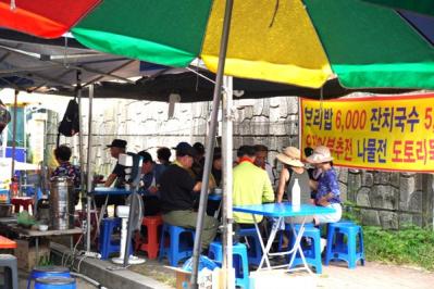 韓国ドラマ「キング・ザ・ランド」に登場した昔ながらの食堂で野菜たっぷりの定食を。地方ならではの青空市場も！（サムネイル画像17）