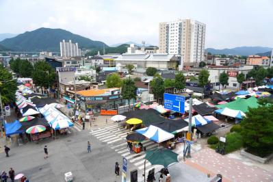 韓国ドラマ「キング・ザ・ランド」に登場した昔ながらの食堂で野菜たっぷりの定食を。地方ならではの青空市場も！（サムネイル画像）
