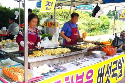 韓国ドラマ「キング・ザ・ランド」に登場した昔ながらの食堂で野菜たっぷりの定食を。地方ならではの青空市場も！（サムネイル画像15）