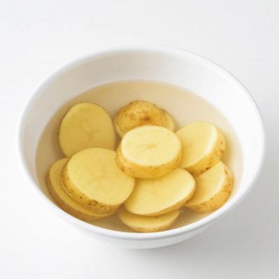 秋野菜たっぷりレシピ。シンプルに蒸すのがいちばん！じゃがいも&かぼちゃ、スペアリブのフライパン蒸し（サムネイル画像2）