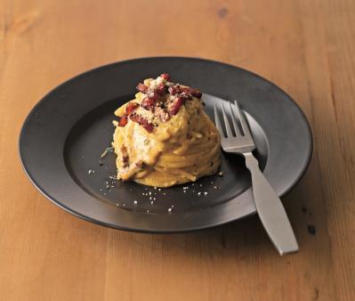 牛乳、生クリームを使わずに濃厚！【カルボナーラ】「パスタ世界一」弓削シェフの至福の家イタリアン（サムネイル画像2）