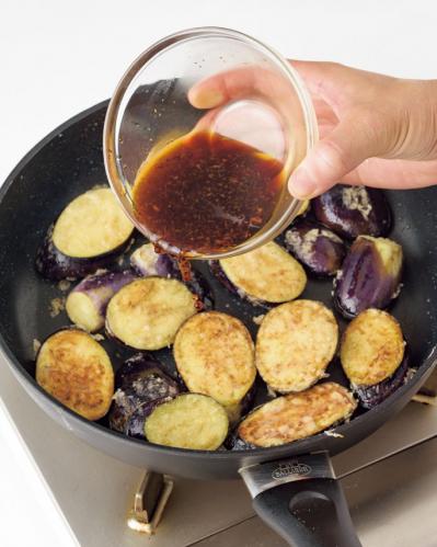 秋野菜たっぷりレシピ。やみつきになるおいしさ、なすの照り焼き丼  温玉のせ（サムネイル画像3）