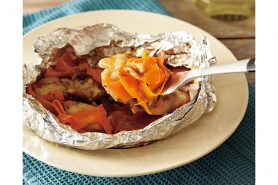 秋野菜たっぷりレシピ。蒸し焼きにして栄養を凝縮！にんじんと鶏肉のハーブ蒸し