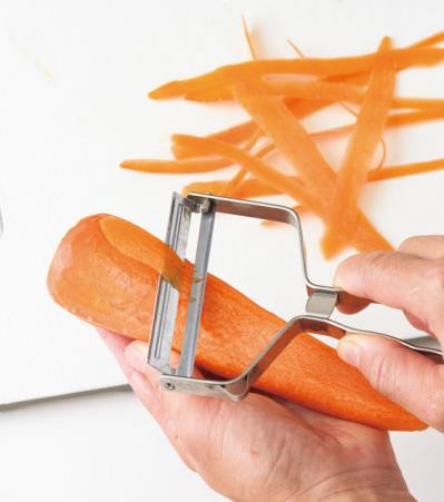 秋野菜たっぷりレシピ。蒸し焼きにして栄養を凝縮！にんじんと鶏肉のハーブ蒸し（サムネイル画像2）