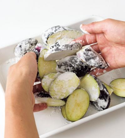 秋野菜たっぷりレシピ。やみつきになるおいしさ、なすの照り焼き丼  温玉のせ（サムネイル画像2）