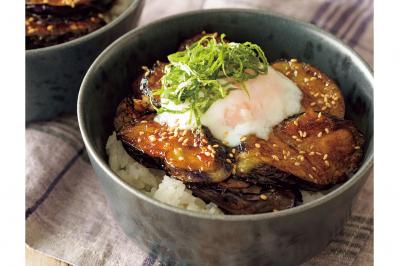秋野菜たっぷりレシピ。やみつきになるおいしさ、なすの照り焼き丼  温玉のせ