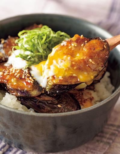 秋野菜たっぷりレシピ。やみつきになるおいしさ、なすの照り焼き丼  温玉のせ（サムネイル画像4）