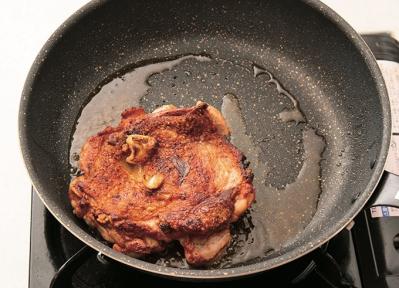 パリパリの皮がおいしい【鶏肉のカチャトーラ】でおうちバル｜「パスタ世界一」弓削シェフの至福の家イタリアン（サムネイル画像5）