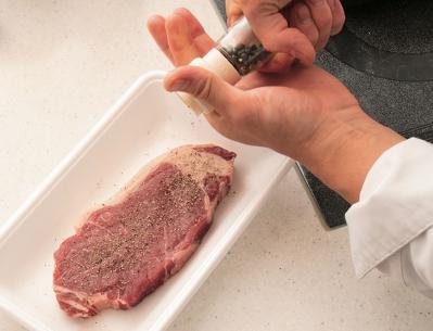 安い肉でも絶品【ステーキ】レシピ｜「パスタ世界一」弓削シェフの至福の家イタリアン（サムネイル画像4）