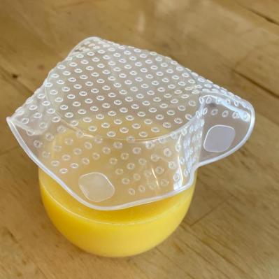 【スリコ】の伸ばして吸着するシリコーンラップは繰り返して使える３サイズ！瓶の硬い蓋も開けられる（サムネイル画像4）