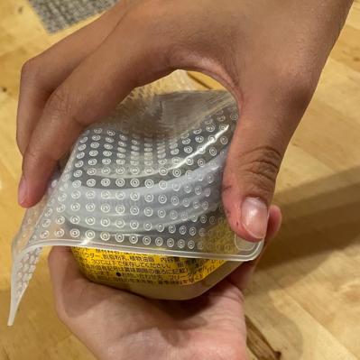 【スリコ】の伸ばして吸着するシリコーンラップは繰り返して使える３サイズ！瓶の硬い蓋も開けられる（サムネイル画像5）