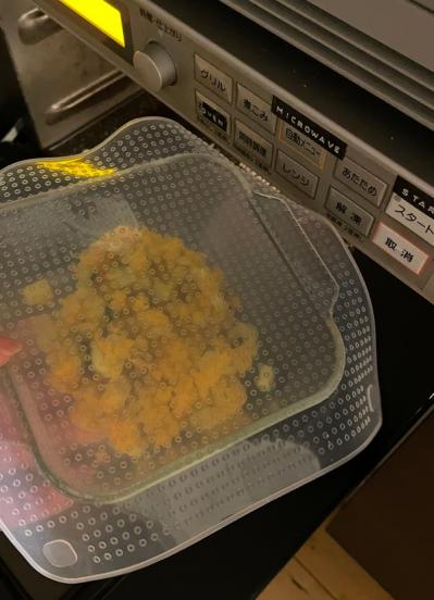 【スリコ】の伸ばして吸着するシリコーンラップは繰り返して使える３サイズ！瓶の硬い蓋も開けられる（サムネイル画像3）