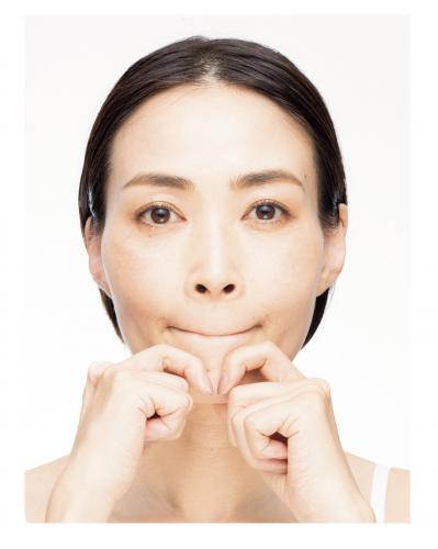 たるんだ口まわりを引き上げて、若々しい顔になる方法とは？ 村木宏衣さんの「奇跡のたるみリフト」（サムネイル画像4）