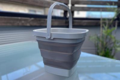 【スリコ】「折りたためるバケツ5L」は、収納スペースの悩みを一掃！小物のつけ置き洗いにぴったり