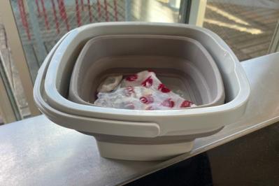 【スリコ】「折りたためるバケツ5L」は、収納スペースの悩みを一掃！小物のつけ置き洗いにぴったり（サムネイル画像4）