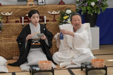 【ブギウギ】初めて訪れた家でウサギを抱えて窓から？ドタバタ展開に少々違和感が