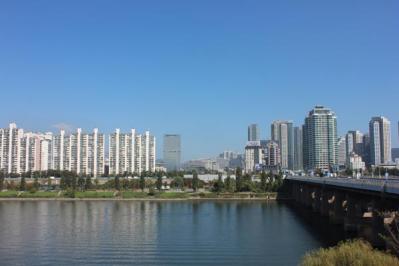 ビューが最高な漢江の中州・ノドゥル島。BTSの事務所と絶品ワカメスープを求めて龍山～三角地に。JIMINの誕生日を祝うラッピングバスも！（サムネイル画像6）