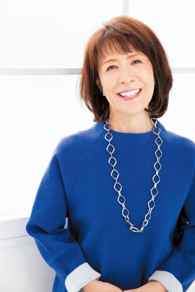 【50代からのミディアムボブ】フェイスラインがすっきり。2023年冬の最旬ヘアスタイル（サムネイル画像10）