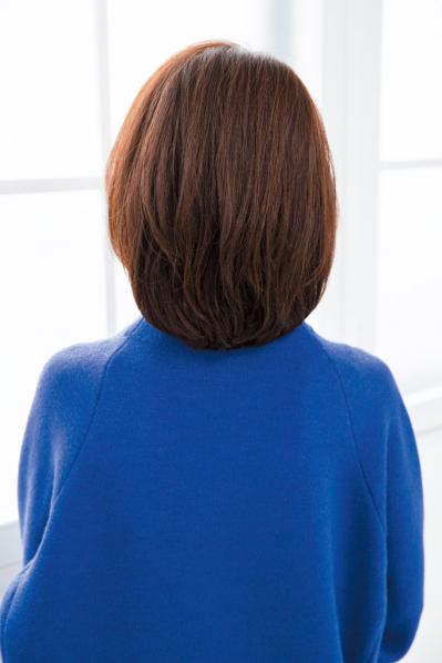 【50代からのミディアムボブ】フェイスラインがすっきり。2023年冬の最旬ヘアスタイル（サムネイル画像12）