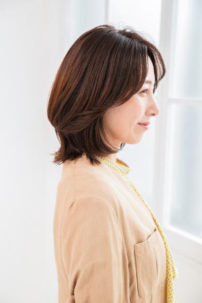 【50代からのミディアムボブ】フェイスラインがすっきり。2023年冬の最旬ヘアスタイル（サムネイル画像7）