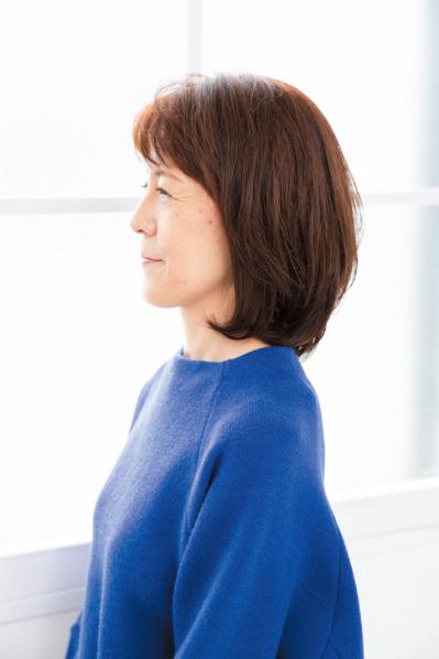 【50代からのミディアムボブ】フェイスラインがすっきり。2023年冬の最旬ヘアスタイル（サムネイル画像11）