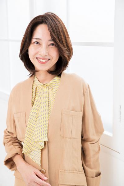 【50代からのミディアムボブ】フェイスラインがすっきり。2023年冬の最旬ヘアスタイル（サムネイル画像6）