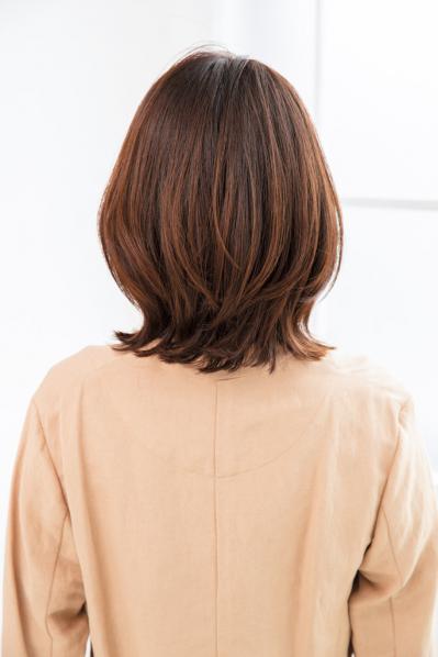 【50代からのミディアムボブ】フェイスラインがすっきり。2023年冬の最旬ヘアスタイル（サムネイル画像8）