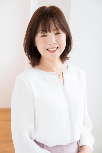 【50代からのミディアムボブ】フェイスラインがすっきり。2023年冬の最旬ヘアスタイル（サムネイル画像2）