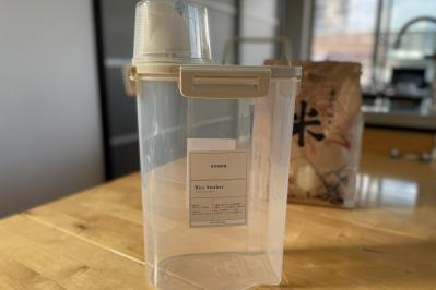 【スリコ】のライスストッカーで2kgのお米をコンパクトに保存！冷蔵庫のドアポケットにもぴったり