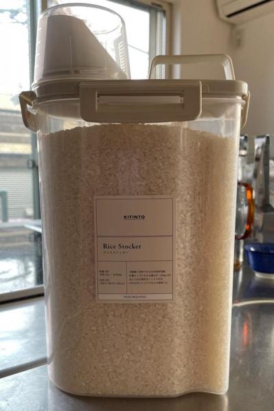 【スリコ】のライスストッカーで2kgのお米をコンパクトに保存！冷蔵庫のドアポケットにもぴったり（サムネイル画像2）