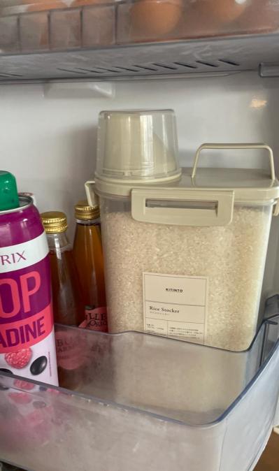 【スリコ】のライスストッカーで2kgのお米をコンパクトに保存！冷蔵庫のドアポケットにもぴったり（サムネイル画像4）