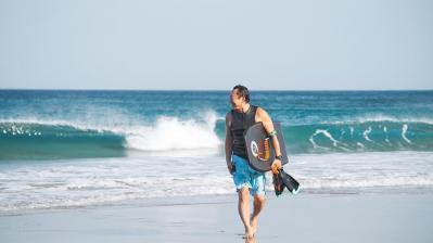 60代の今も休みがないと語る杉山清貴さん。「先々のツアーに向けて、常にライブで喉を鍛えています」（サムネイル画像6）