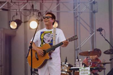 60代の今も休みがないと語る杉山清貴さん。「先々のツアーに向けて、常にライブで喉を鍛えています」