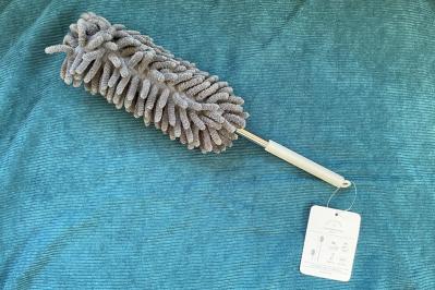 【スリコ】の伸縮モップは隙間の汚れをぐいぐいからめとってくれる実力派