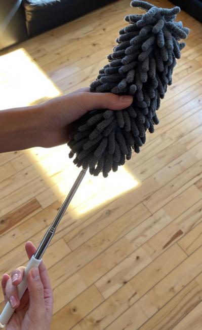 【スリコ】の伸縮モップは隙間の汚れをぐいぐいからめとってくれる実力派（サムネイル画像2）