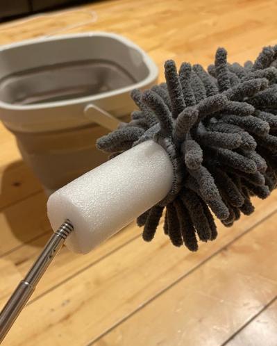 【スリコ】の伸縮モップは隙間の汚れをぐいぐいからめとってくれる実力派（サムネイル画像4）