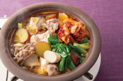 体が温まる【鍋レシピ】2選「鶏だんごの焼き梅みそ鍋」「豚肉とさつまいものキムチ鍋」