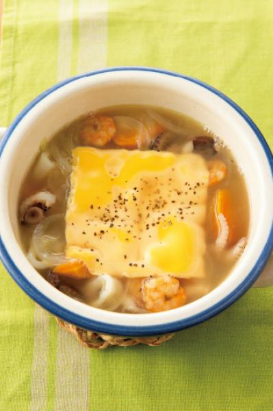 【ひとり鍋レシピ】手軽な食材で簡単「シーフードミックスのチーズ鍋」「油揚げと大根のみそ麹鍋」（サムネイル画像2）