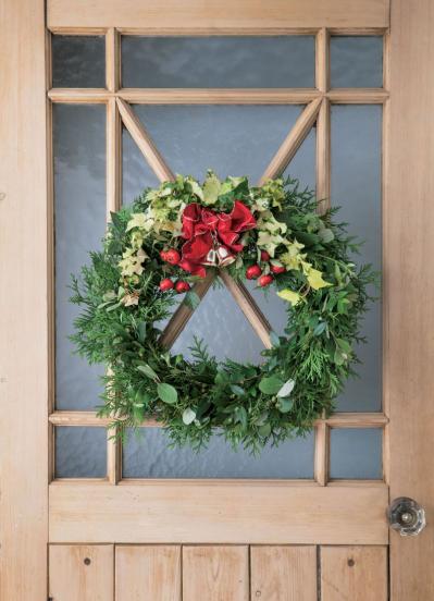 ハーブを使った簡単＆豪華な【クリスマスリース】ローズマリーやマートルの香りが癒やしに（サムネイル画像4）