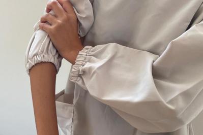 【スリコ】の割烹着がすごい！サッとはおれば一瞬で家事モードに！&落ちてくる袖をしっかりホールド（サムネイル画像4）