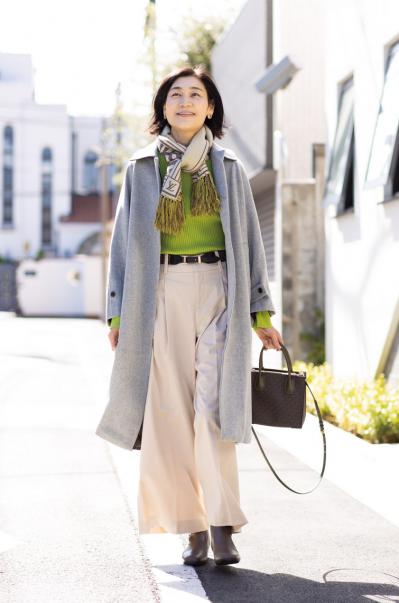 【50代の冬のお出かけスタイル】差し色グリーンで統一感と華やかさをプラス｜大橋里美さん・53歳（サムネイル画像2）