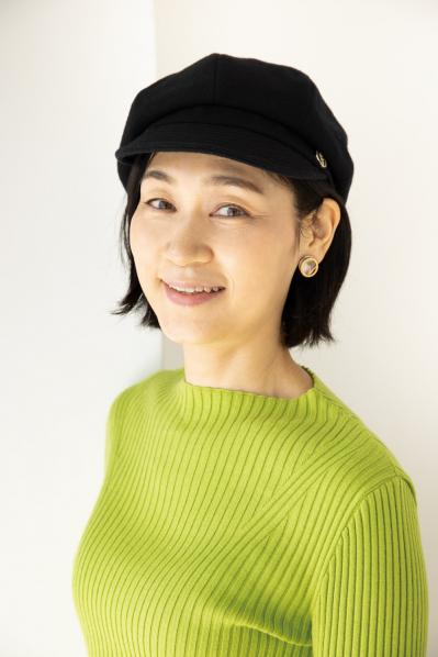 【50代の冬のお出かけスタイル】差し色グリーンで統一感と華やかさをプラス｜大橋里美さん・53歳（サムネイル画像3）