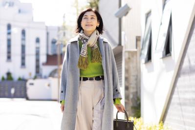 【50代の冬のお出かけスタイル】差し色グリーンで統一感と華やかさをプラス｜大橋里美さん・53歳