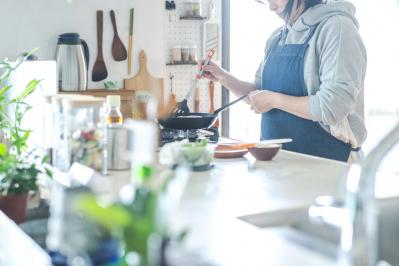 54歳おひとりさま・きんのさん。築50年の団地暮らしを楽しみながら、月12万円生活で老後に備える。美味しいお取り寄せ方法も