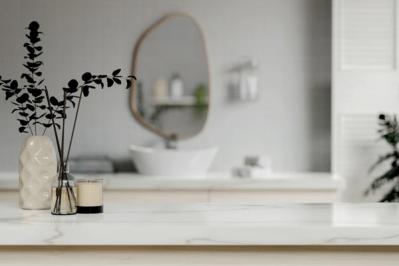 50代に多い悩み、いぼやほくろ、眼瞼下垂。保険治療と自費診療、どちらを選べばいいの？【マチュア世代の美容医療】（サムネイル画像3）