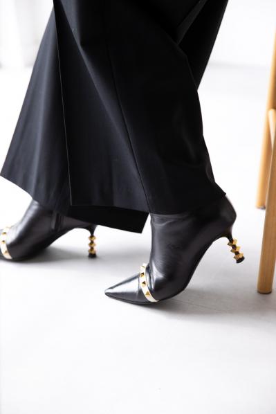 【50代の冬のお出かけスタイル】全身を3色までに抑え、上品にまとめて｜西崎安妃子さん・53歳（サムネイル画像3）