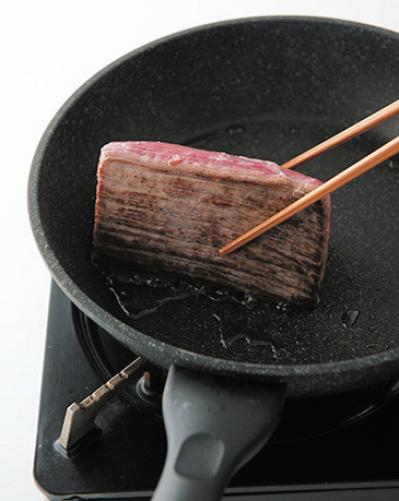 【年末年始の簡単ごちそうレシピ】作りおきしてアレンジもできる「和風ローストビーフ」（サムネイル画像3）