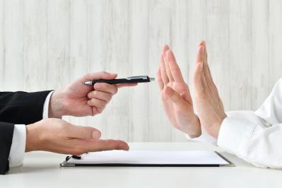 玄関から迫る詐欺を見抜く！50代女性が覚えておくべき9つの防犯テクニック【詐欺被害防止マニュアル】